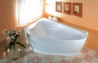 Zakřivení horního lemu vany je záměrné. Tvoří nejen design vany, ale slouží k odvodu vody z velkých ploch do vany (RAVAK).